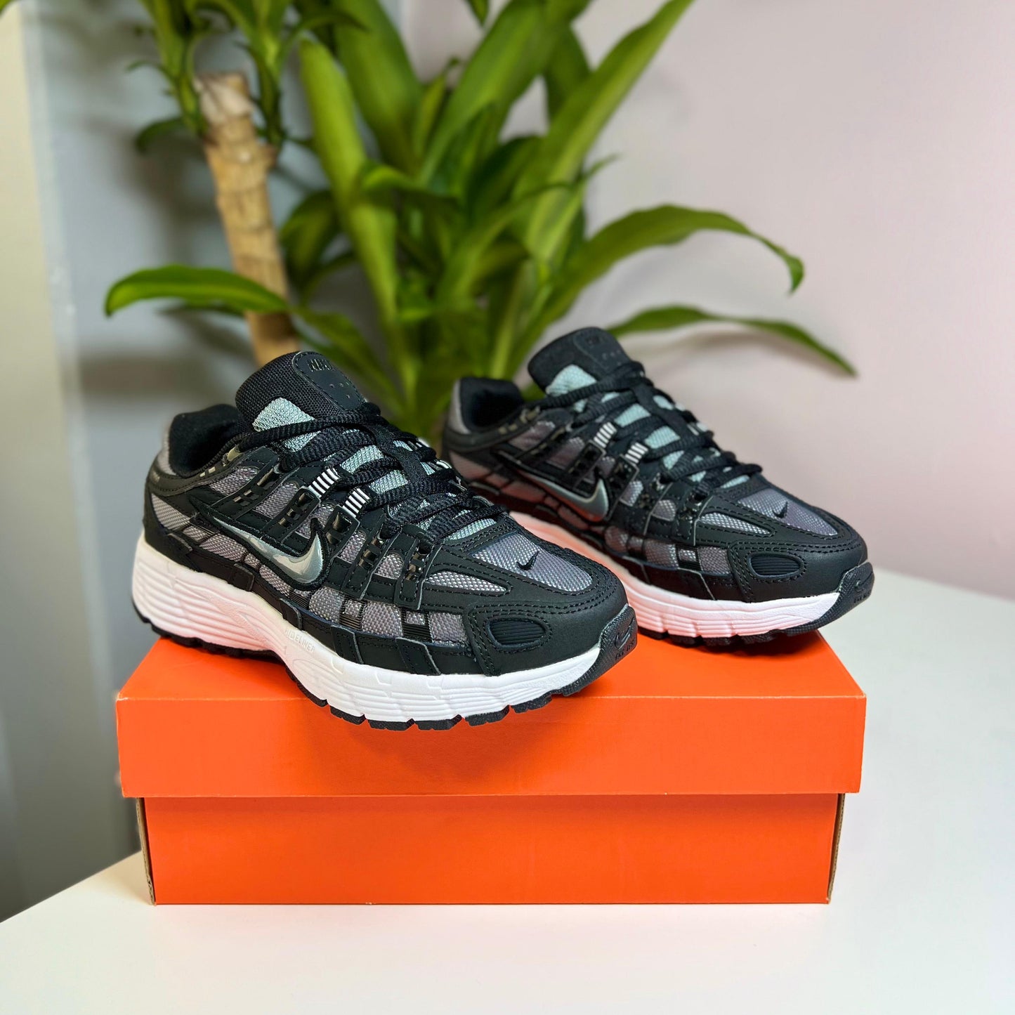 NIKE P6000 GRIS ROJO