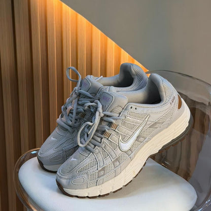 NIKE P6000 GRIS ROJO