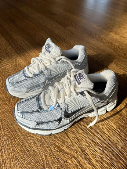 NIKE VOMERO GRIS DAMA & HOMBRE