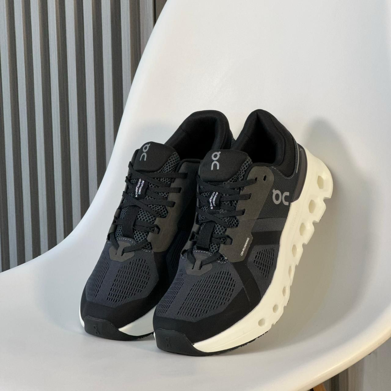 ON CLOUD DAMA Y HOMBRE