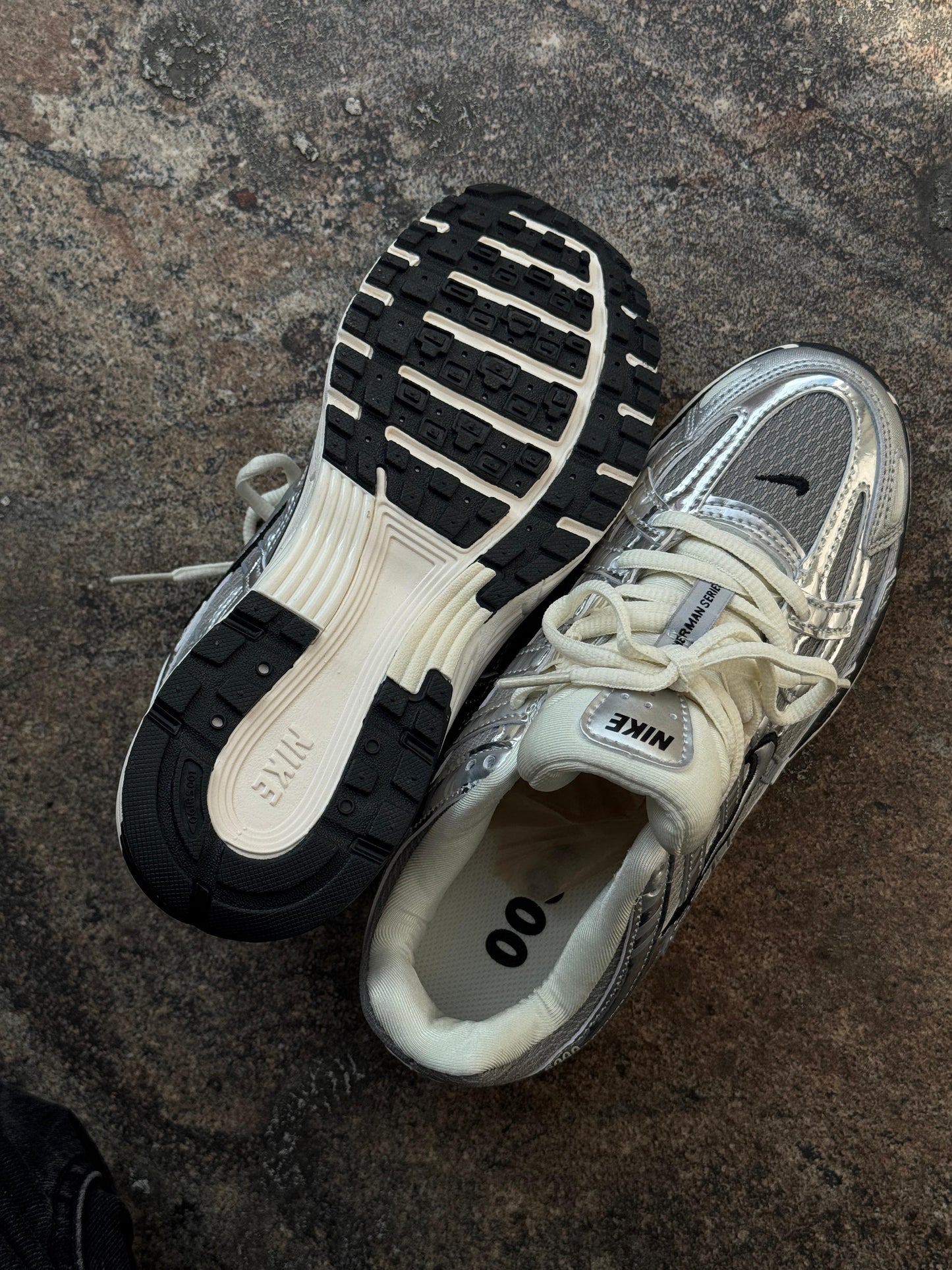 NIKE P6000 DAMA GRIS 🩶