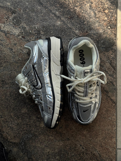 NIKE P6000 DAMA GRIS 🩶