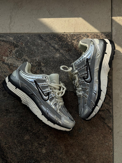 NIKE P6000 DAMA GRIS 🩶