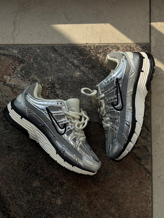 NIKE P6000 DAMA GRIS 🩶