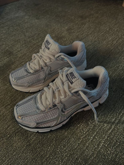 NIKE VOMERO GRIS DAMA & HOMBRE
