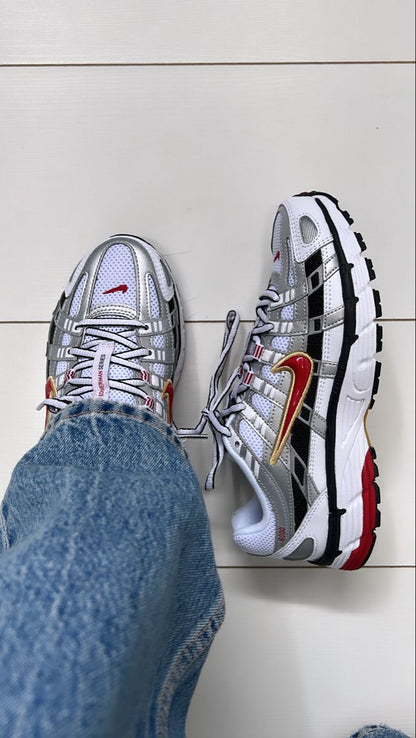 NIKE P6000 GRIS ROJO