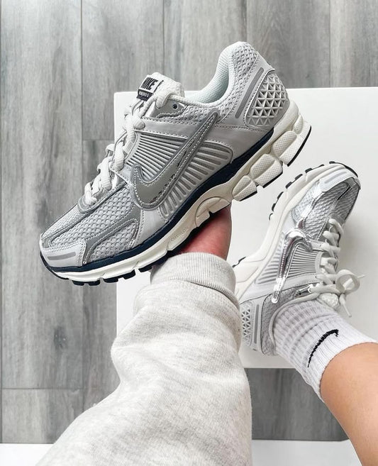 NIKE VOMERO GRIS DAMA & HOMBRE